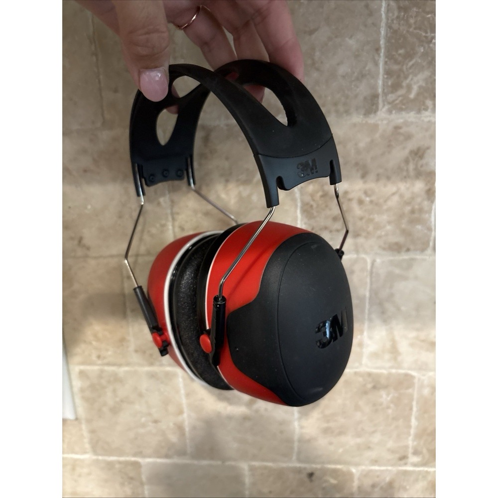 3M Pro-Grade Noise-Reducing Earmuff, NRR 30 dB, Lightweight and Adjustable